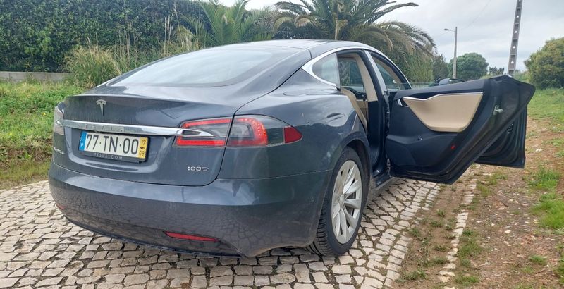 Tesla Model S • 2017 • 115,000 km 2