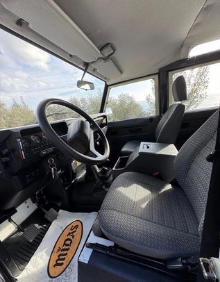 Land Rover Defender • 1998 • 72,000 km 13