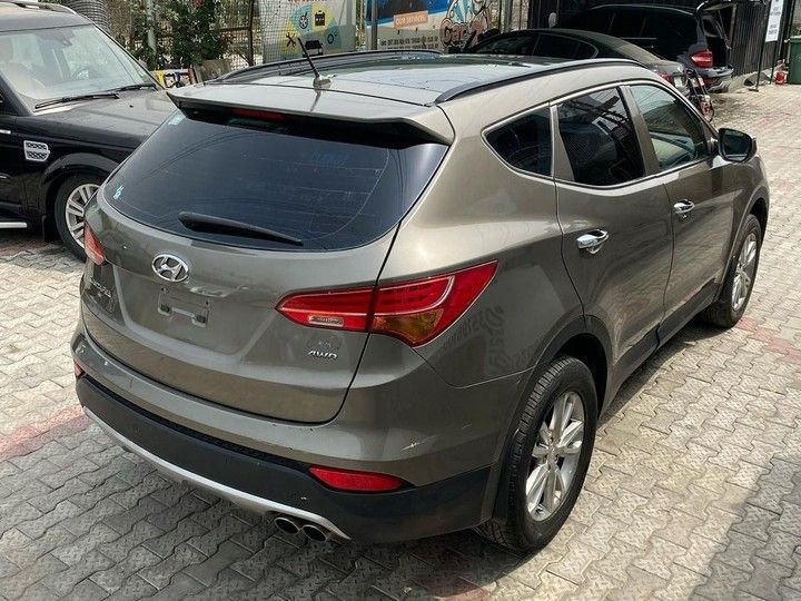 Hyundai Santa Fe • 2014 • 21 km 3