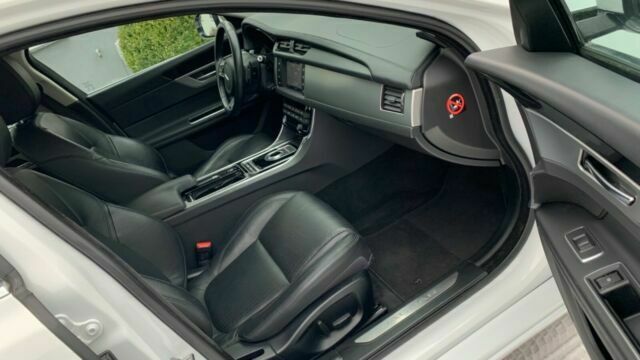 Jaguar XF • 2017 • 80,000 km 7