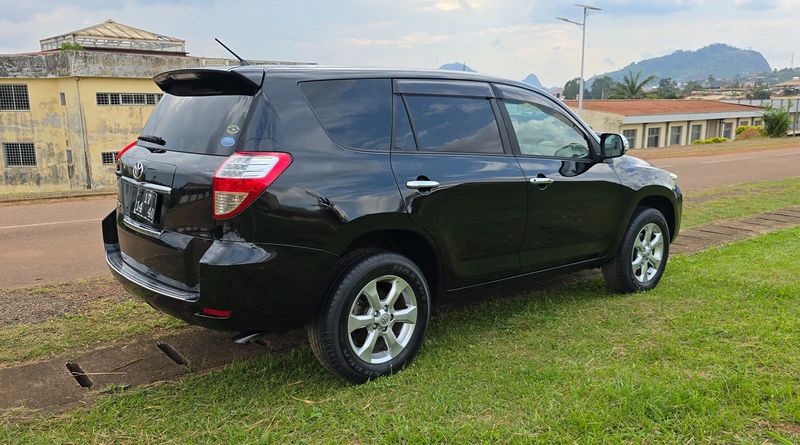Toyota RAV4 • 2009 • 90,000 km 9