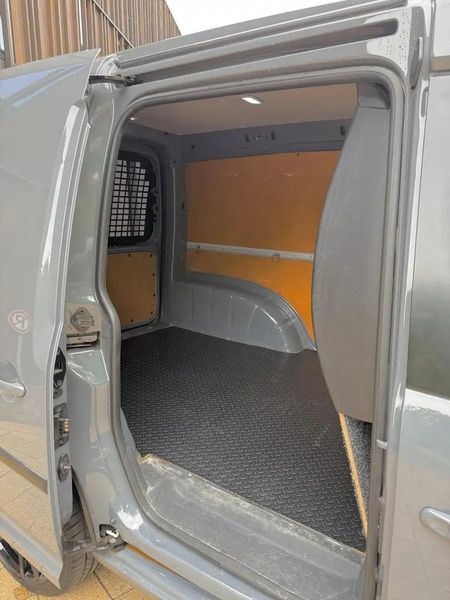 Volkswagen Caddy • 2019 • 120,200 km 9