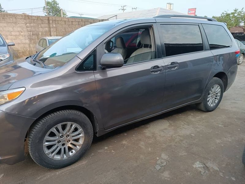 Toyota Sienna • 2011 • 130 km 2