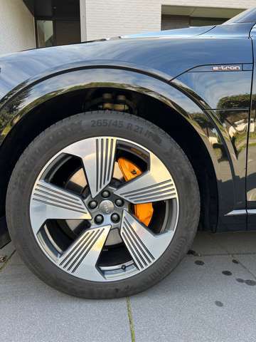 Audi e-tron • 2019 • 33,100 km 5