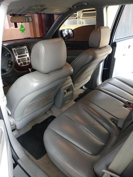 Hyundai Santa Fe • 2009 • 170,000 km 4