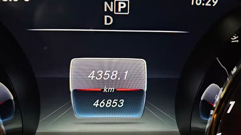 Mercedes-Benz E-Class • 2017 • 46,800 km 6