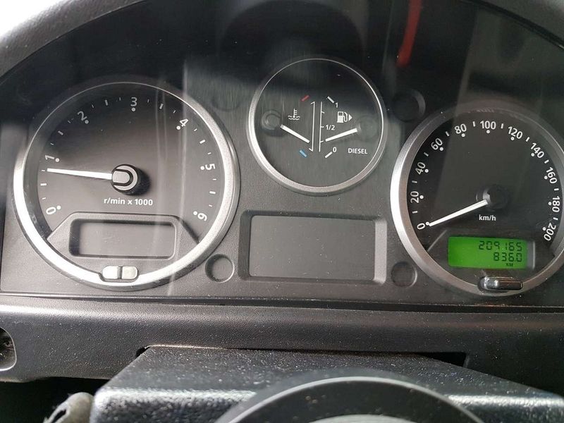 Land Rover Defender • 2007 • 209,200 km 7