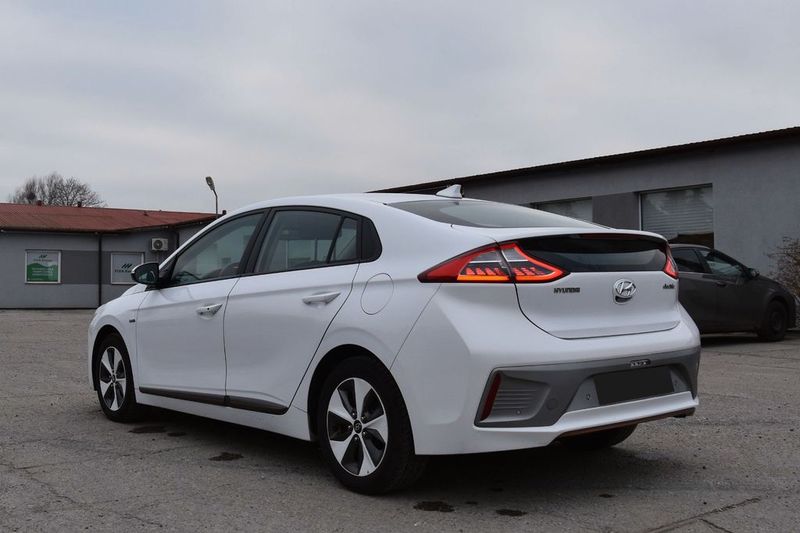 Hyundai Ioniq Electric • 2017 • 70,000 km 3