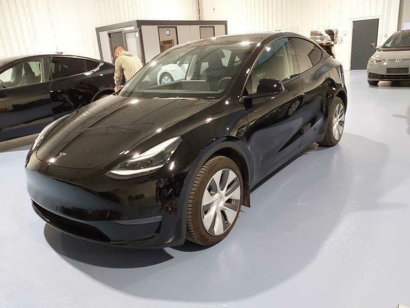 Tesla Model Y • 2022 • 10,784 km 1