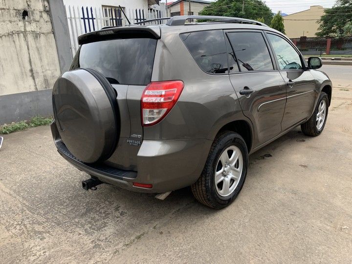 Toyota RAV4 • 2011 • 32 km 2
