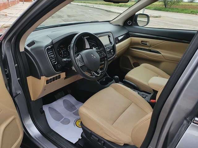 Mitsubishi Outlander • 2016 • 102,000 km 18