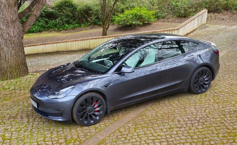 Tesla Model 3 • 2022 • 30,100 km 2