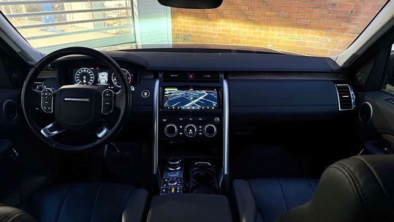 Land Rover Discovery • 2018 • 73,000 km 10
