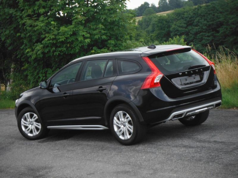 Volvo V60 • 2017 • 180,000 km 4