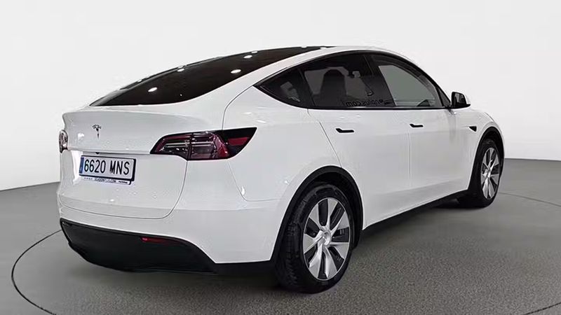 Tesla Model Y • 2024 • 7,925 km 3