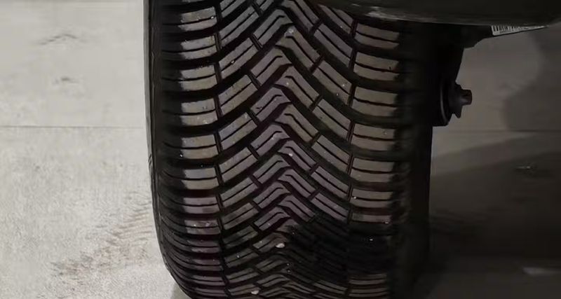 Jeep Compass • 2024 • 14,181 km 15