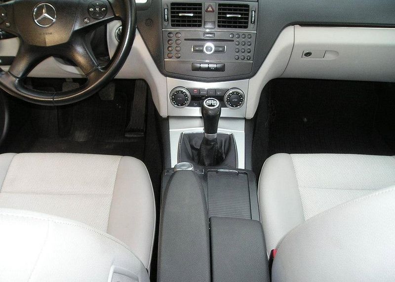 Mercedes-Benz C • 2009 • 152,000 km 4