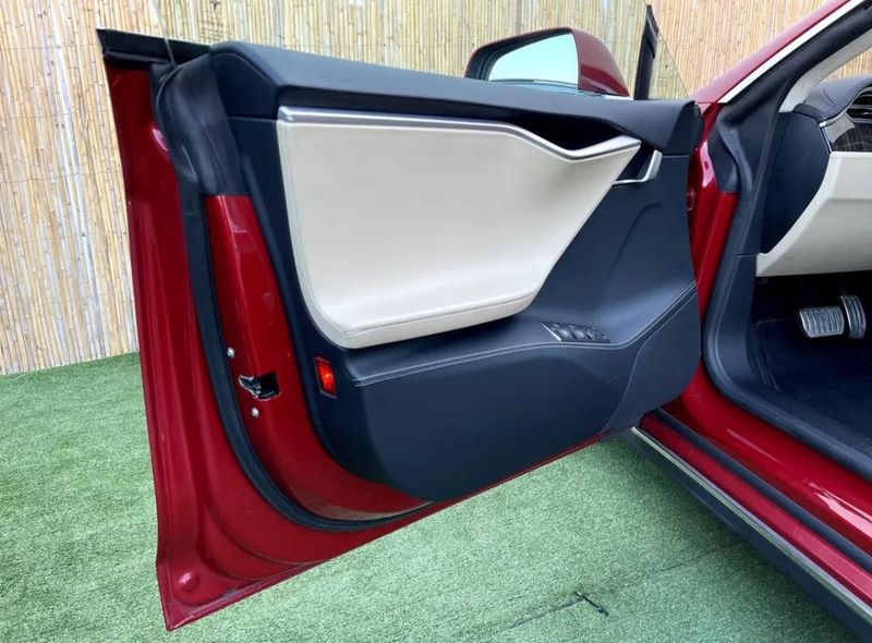 Tesla Model S • 2013 • 80,100 km 9