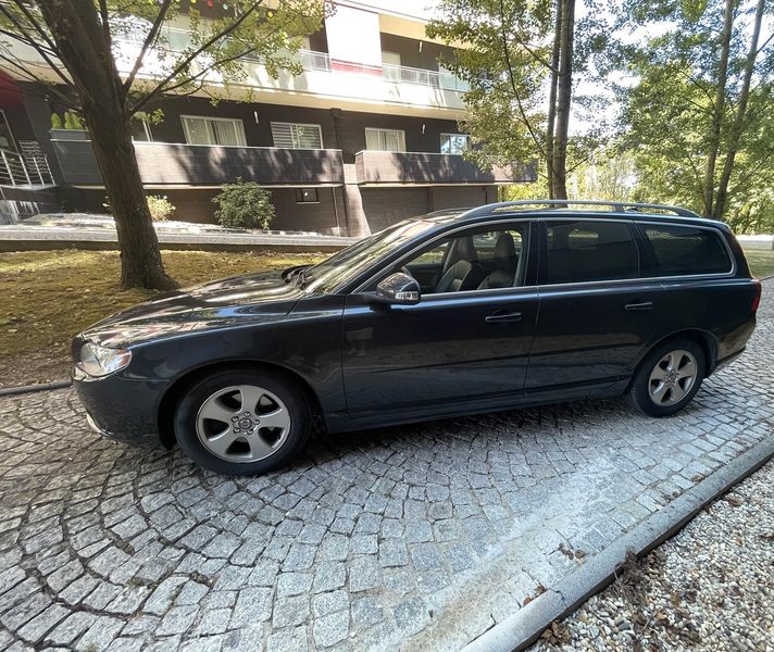 Volvo V70 • 2010 • 301,000 km 5