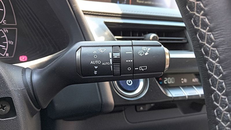 Lexus UX • 2021 • 44,700 km 13