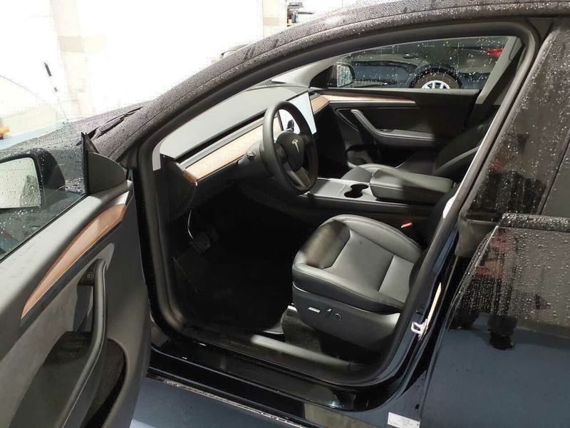 Tesla Model Y • 2022 • 10,784 km 6