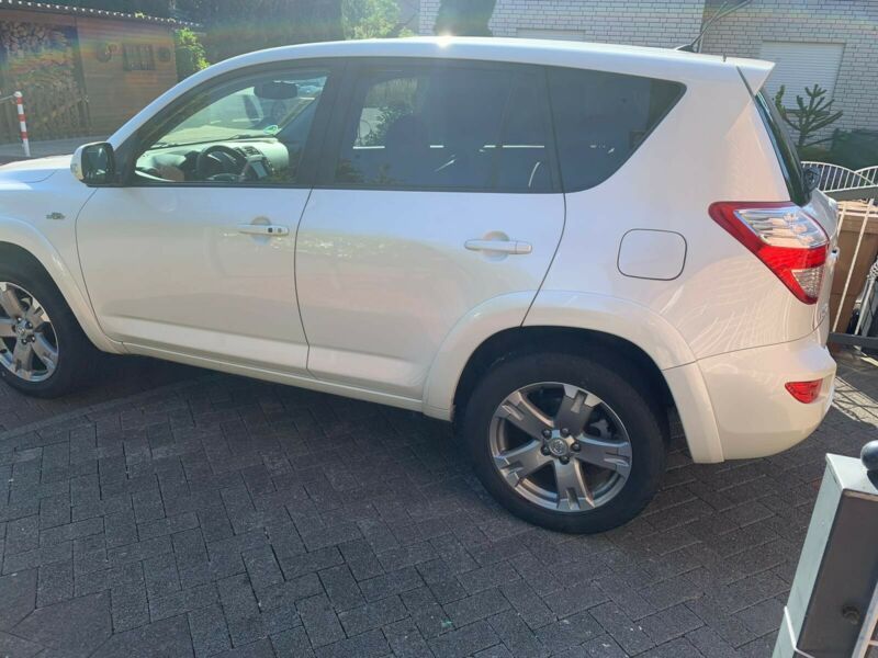 Toyota RAV4 • 2015 • 219,000 km 2