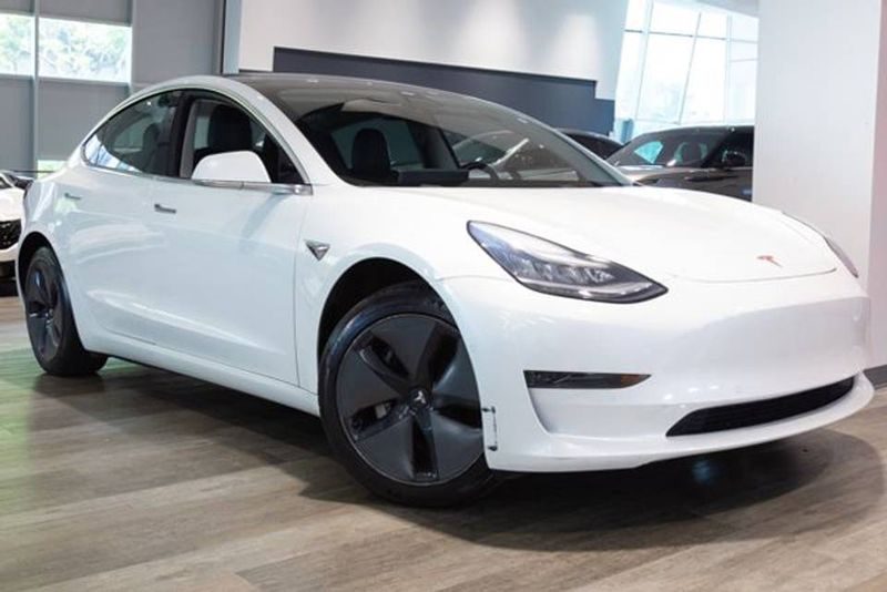 Tesla Model 3 • 2020 • 23,408 km 4