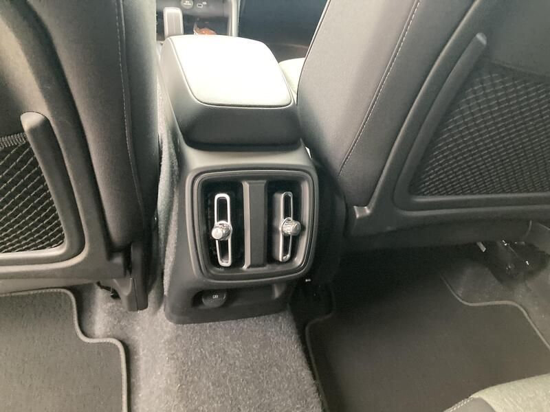 Volvo XC40 • 2024 • 45,624 km 25