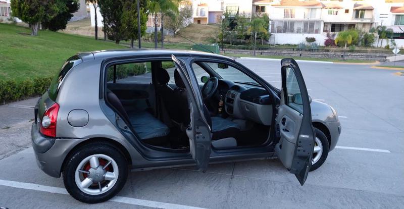 Renault Clio • 2003 • 137,000 km 4