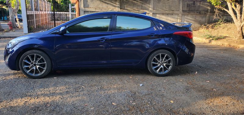 Hyundai Elantra • 2012 • 144,000 km 3