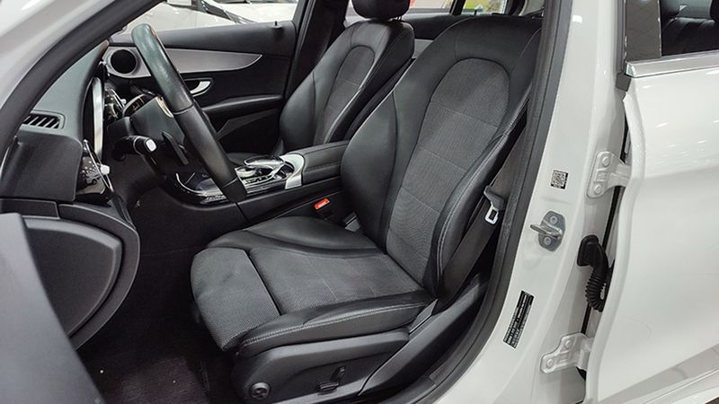 Mercedes-Benz C-Class • 2019 • 84,323 km 3