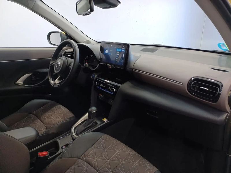 Toyota Yaris • 2023 • 5,500 km 8