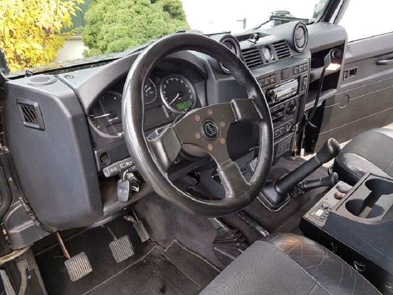 Land Rover Defender • 2007 • 209,000 km 5