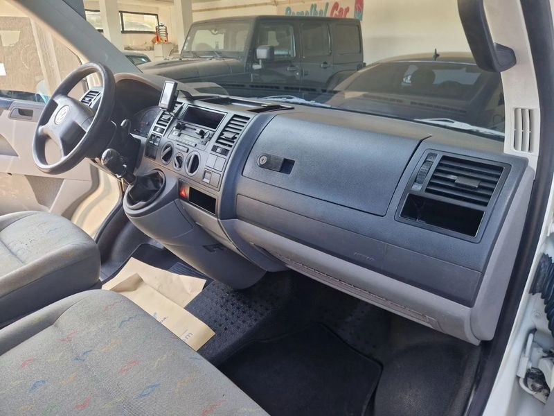 Volkswagen T5 • 2004 • 205,000 km 2