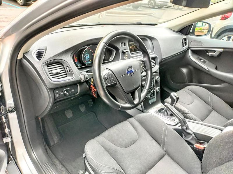Volvo V40 • 2015 • 60,000 km 3