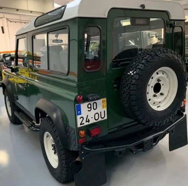 Land Rover Defender • 2000 • 120,000 km 2