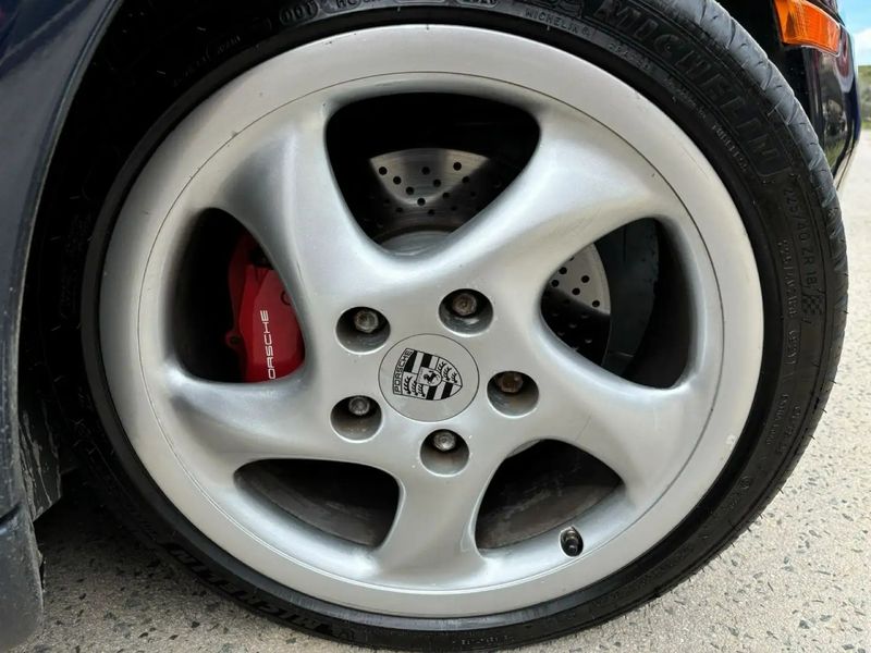 Porsche 911 • 1998 • 240,000 km 3