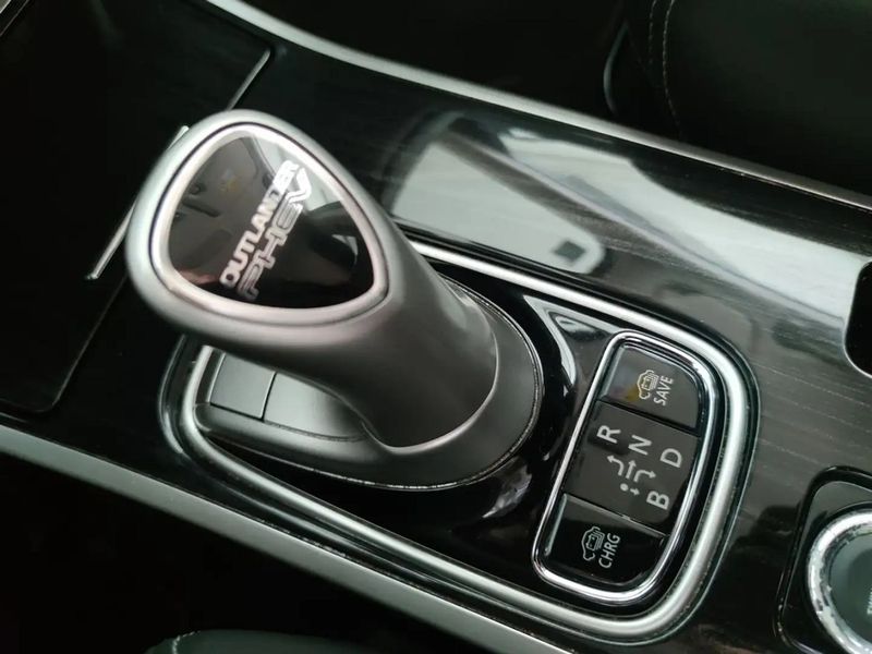 Mitsubishi Outlander • 2017 • 71,000 km 10