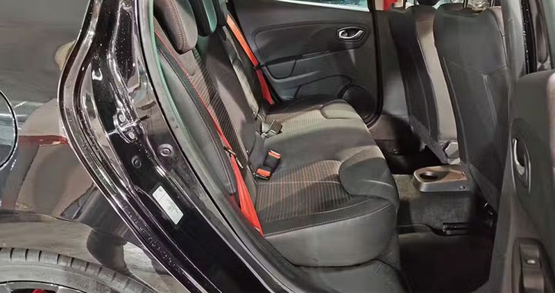 Renault Clio • 2018 • 56,796 km 11