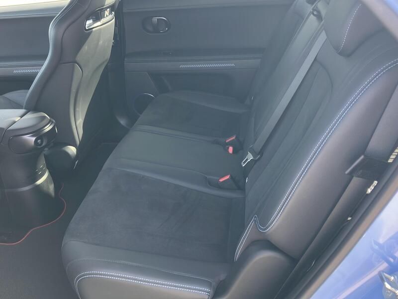 Hyundai Ioniq Electric • 2024 • 20,256 km 9