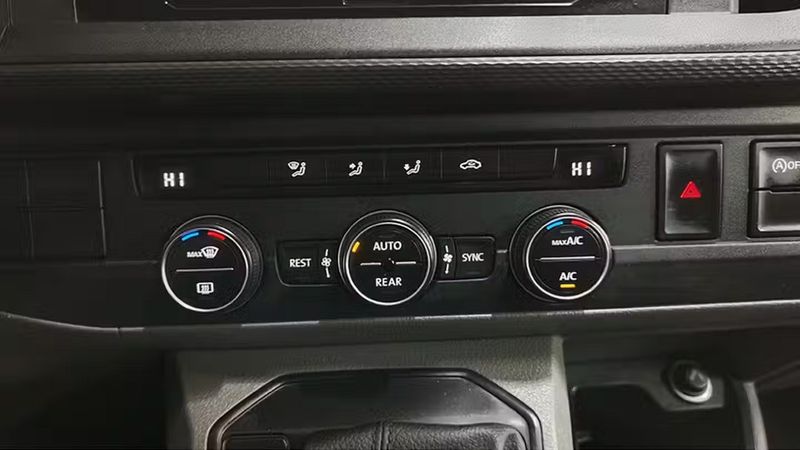 Volkswagen Caravelle • 2022 • 88,079 km 10