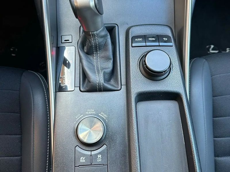 Lexus IS • 2015 • 139,000 km 12