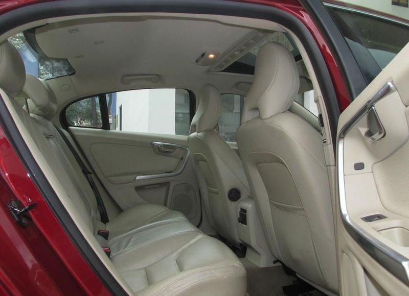 Volvo S60 • 2012 • 142,000 km 2