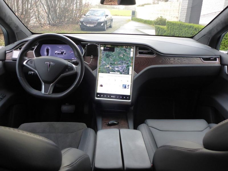 Tesla Model X • 2018 • 79,000 km 3