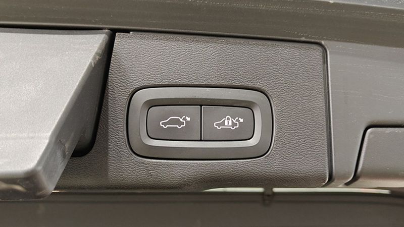 Volvo XC60 • 2020 • 49,138 km 18