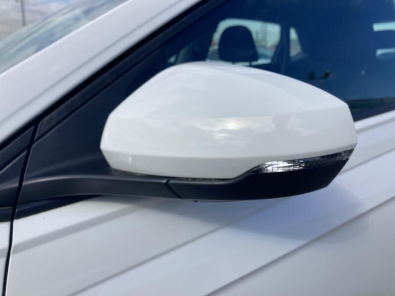 Volkswagen Polo • 2022 • 24,689 km 11