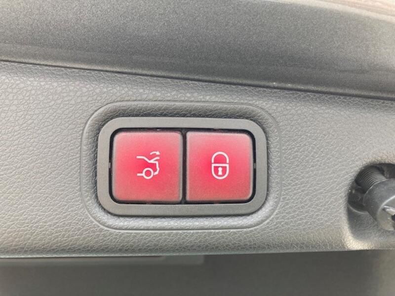 Mercedes-Benz E-Class • 2020 • 30,038 km 17