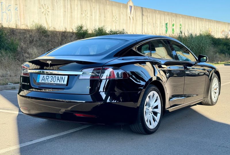 Tesla Model S • 2017 • 130,000 km 1