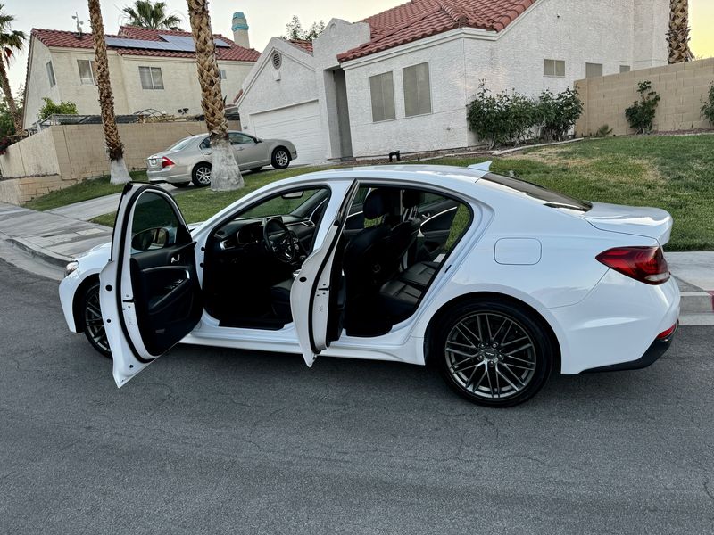 Genesis G70 • 2019 • 37,800 km 4