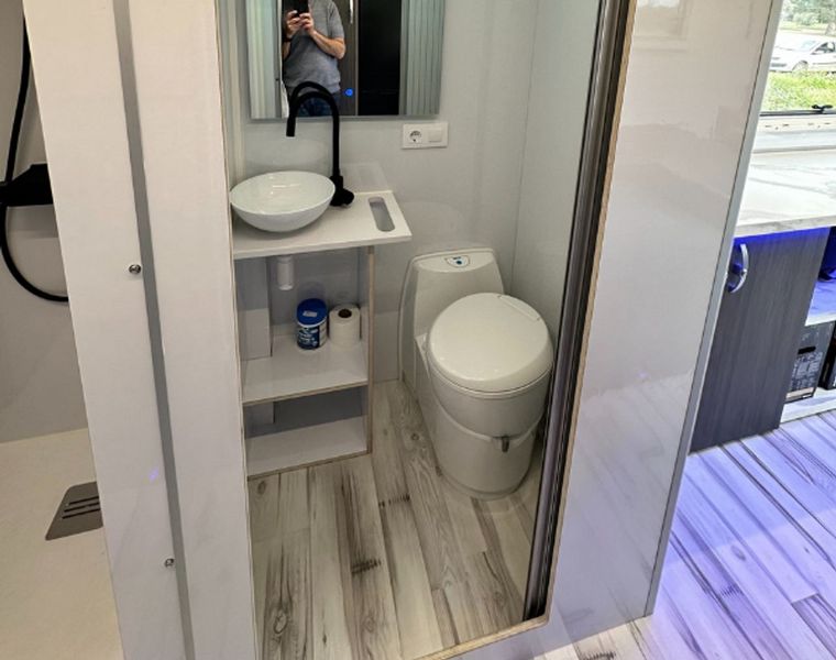 Mercedes-Benz 210 Van • 2017 • 195,000 km 9